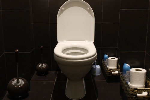 Réparer les fuites à l'extérieur du réservoir des toilettes (WC)